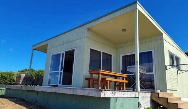 Stunning views of the bay - 2 min to the beach!