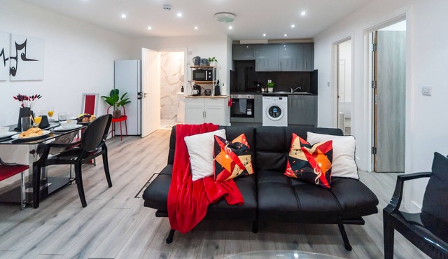 Stylish 2-Bed Flat for 6 | 2 Min to Tube
