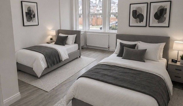 Stylish 2 bed Morden fully furnished House with fast transport links to Central
