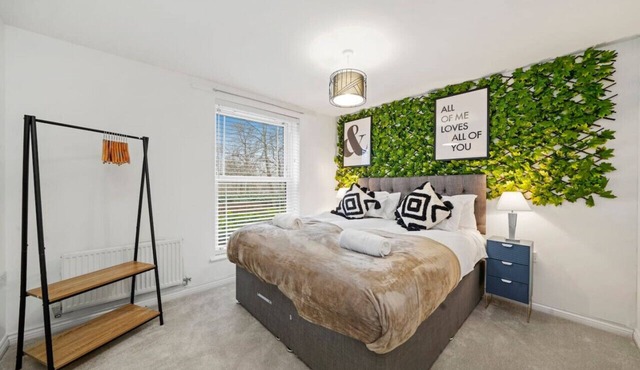 Stylish 2 Bedroom 2 Bathroom Apartment Great Location Free Parking Fast WiFi Yoko Property