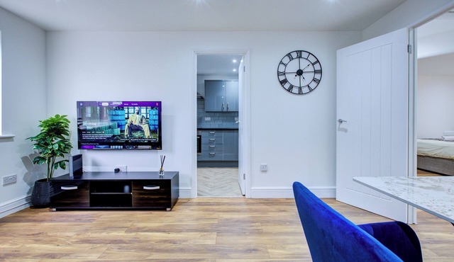 Stylish 2 Bedroom Apartment - 5mins to Lakeside Mall | Parking | Smart TV