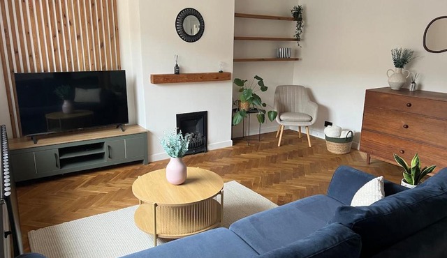 Stylish 3-Bed Stamford Home with Driveway