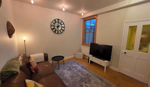 Stylish 3BDR Home Steps from Leytonstone Tube