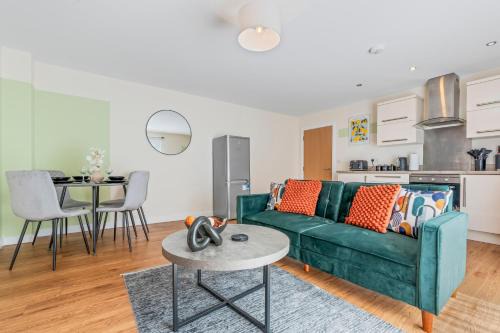 Stylish 3BR City Centre Flat Sleeps 7