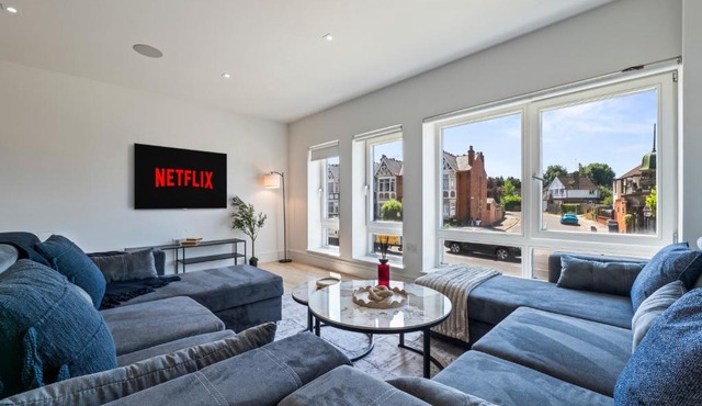Stylish 4BR Apartment Sleeps 12 Near Wembley