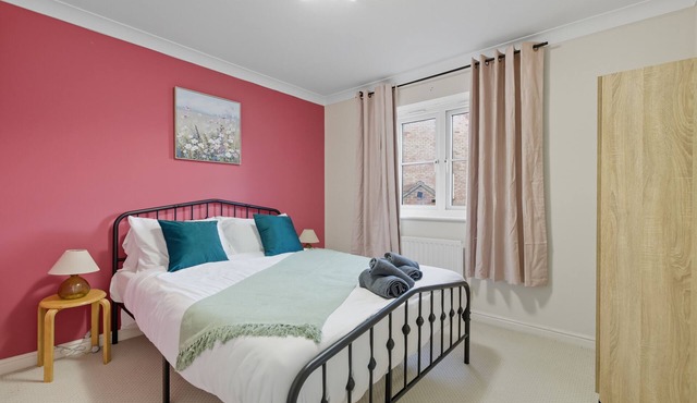 Stylish 4BR Home in Romford with Garden & Parking