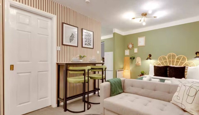 Stylish and modern studio flat | Free parking - Pass the Keys
