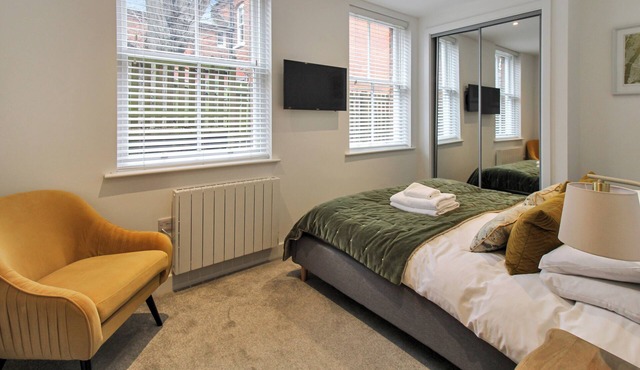 Stylish and well located one bedroom immaculate apartment with full kitchen