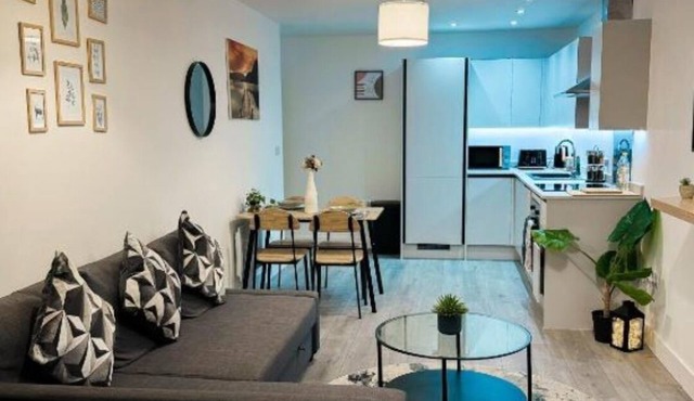 Stylish Apartment with Balcony-Hemel HempsteadTown Centre/City View,FREE Parking