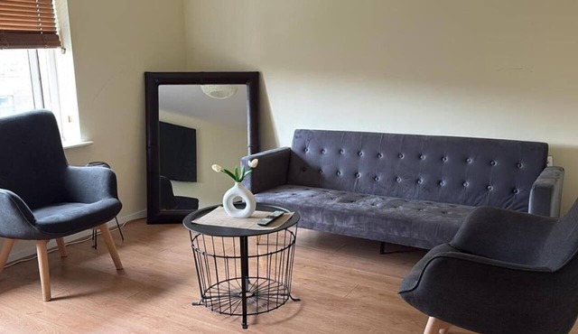 Stylish Apartment near Heathrow Brunel Uni, Shops, & 35 mins to Central London