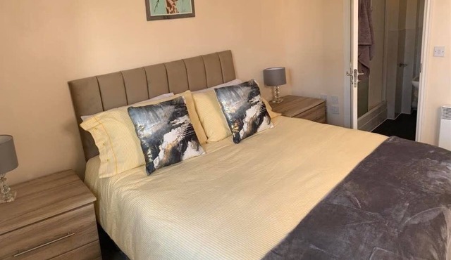 Stylish Apartment sleeps 4/6 Wi-Fi Parking Pet Friendly near NEC and Warwick Uni
