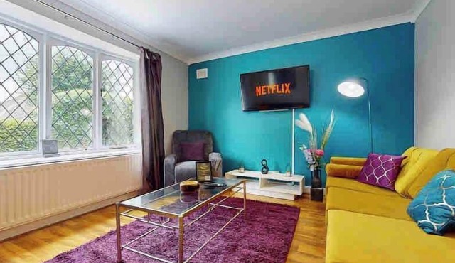 Stylish Bungalow | Walk to Town | Free Parking