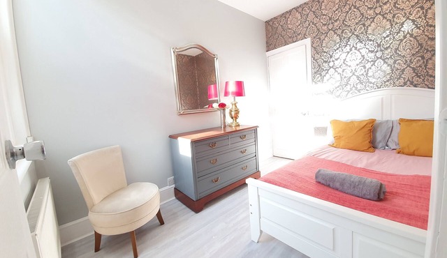 Stylish character home, near town centre, M1, airport, Self Check-in