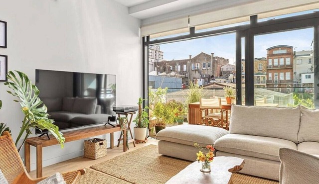 Stylish city retreat, coffee machine, balcony and city views and free carpark!