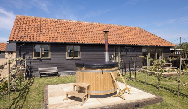 Stylish cottage, countryside views, wood burning hot tub, 20 mins to Cambridge