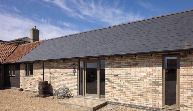 Stylish cottage, courtyard view, wood burning hot tub, 20 mins to Cambridge