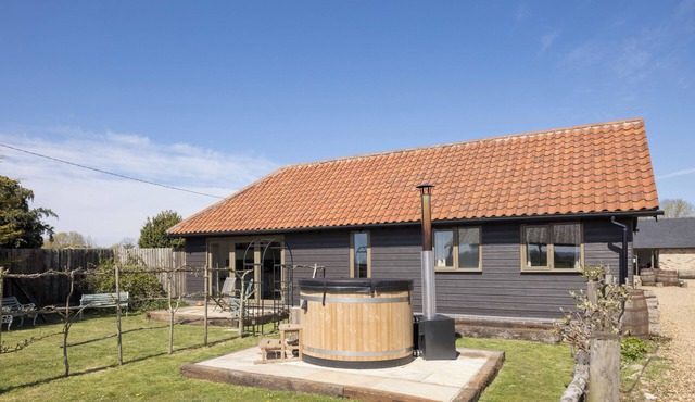 Stylish cottages, countryside views, wood burning hot tubs, 20 mins to Cambridge