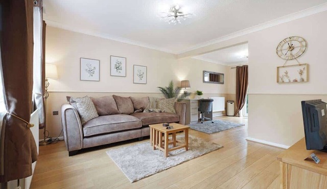 Stylish Home with Private Garden and BBQ
