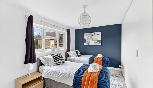 Stylish House Driveway Parking Spacious Garden 55` Smart TV Self-Check-In Yoko Property