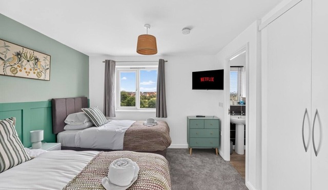 Stylish House Sleeps 5 Driveway Parking Work Desk Fast WiFi Self-Check-In Yoko Property
