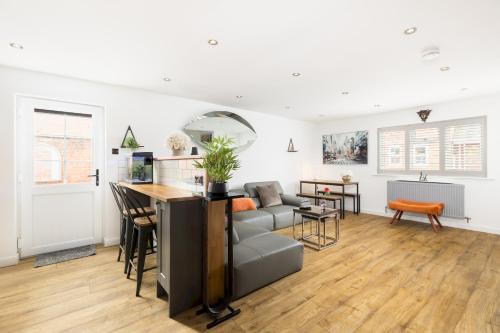 Stylish Modern 2 Bed with Parking - Pass the Keys