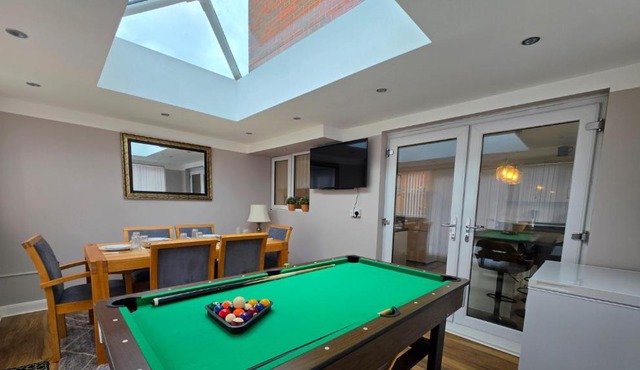 Stylish & Modern 4BR Home in Shirebrook, Mansfield