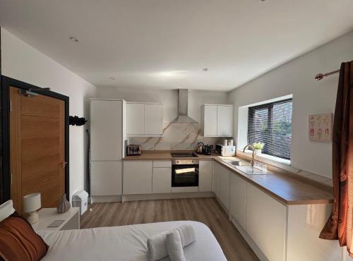 Stylish Modern Studio, Hotel-Quality Stay