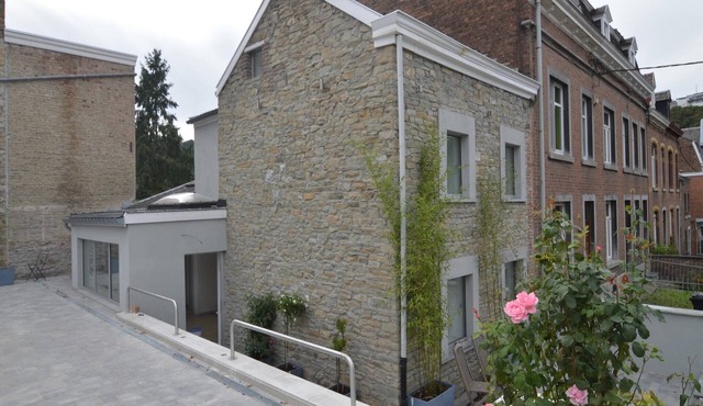 Stylish Stay Near Forest
