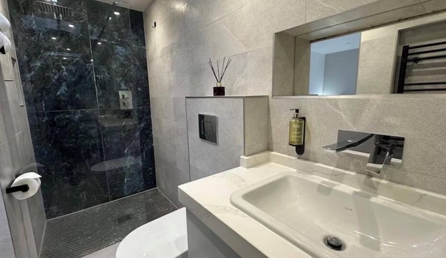 Stylish studio with wet room & kitchen