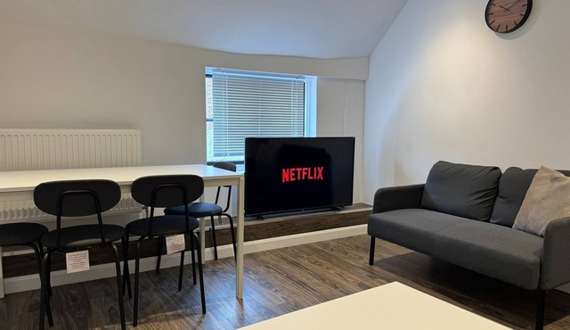 Stylish uxbridge 3 bed flat
