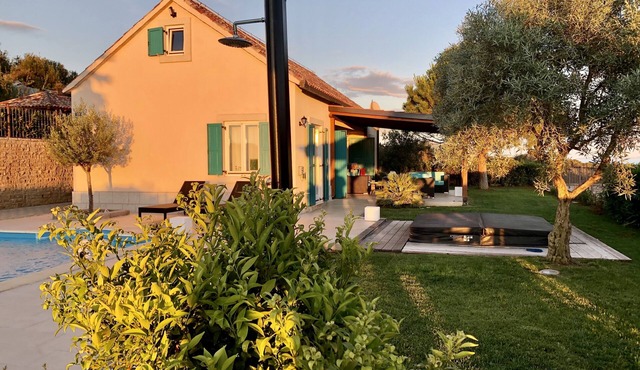 Stylish vacation home with pool, whirlpool, right by the beach. Parking lot, WLAN
