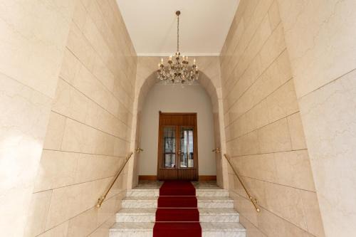 Suite Apartment Cenacolo Vinciano, Undermyname