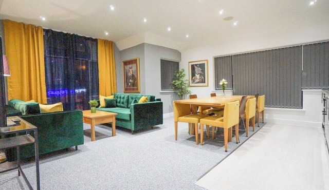 Suite of 3 Delux 2-bedroom apartments. Parties are welcome