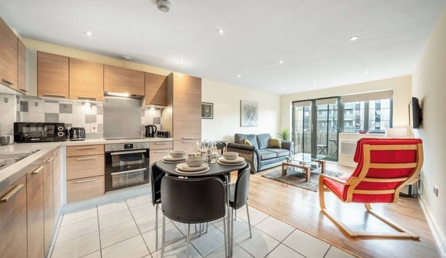 Sunning 2 bed 2 Bath Flat with Balcony
