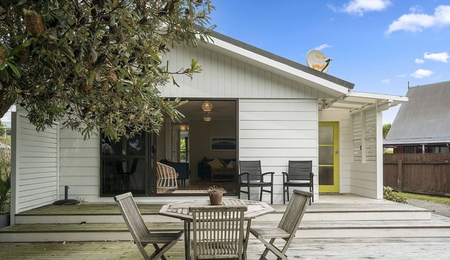 SUNNY BEACH BACH HIDEAWAY - PARAPARAUMU BEACH HOLIDAY HOME in Paraparaumu Beach