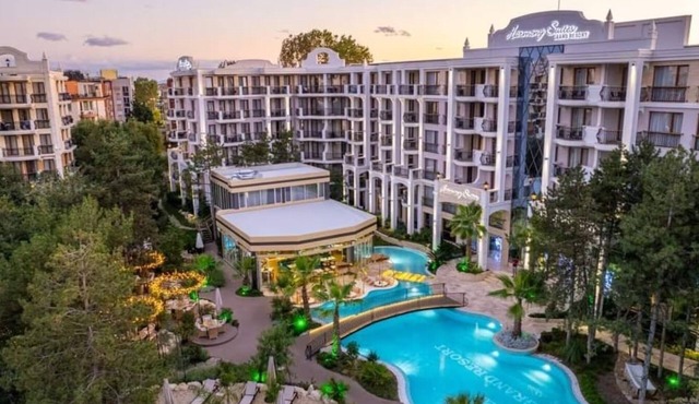 Sunny Beach resort apartment with sunny balcony, pools & spa near beach