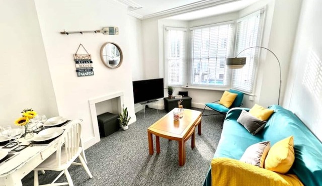 Sunny Flat in the Heart of Hove, Close to Beach