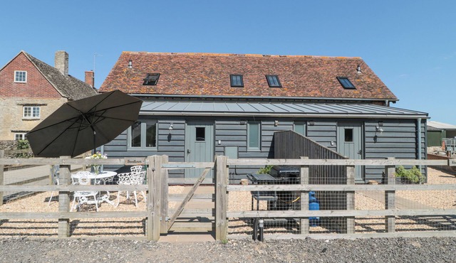 SWALLOWS, 1 THE OLD STABLES, pet friendly, with a garden in Witney