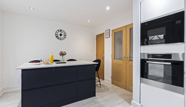 Syston Townhouse With parking