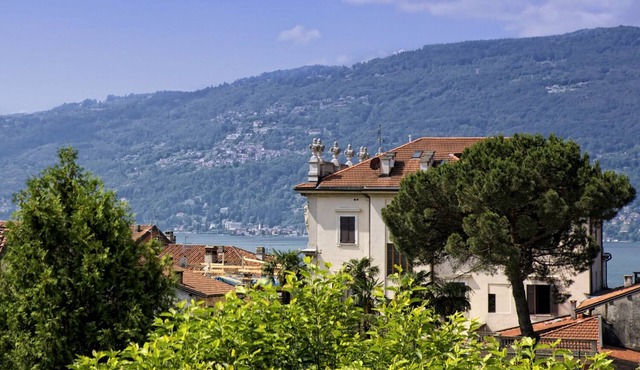 Tastefully furnished 2½-room apartment with large garden and 2 balconies