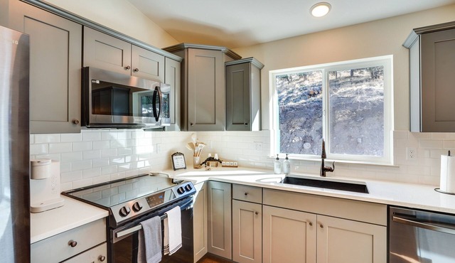 Terrebonne Home: Steps to Deschutes River!