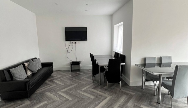 Terrific 5bedroom house with WiFi ,2 min walk to RedBridge underground station