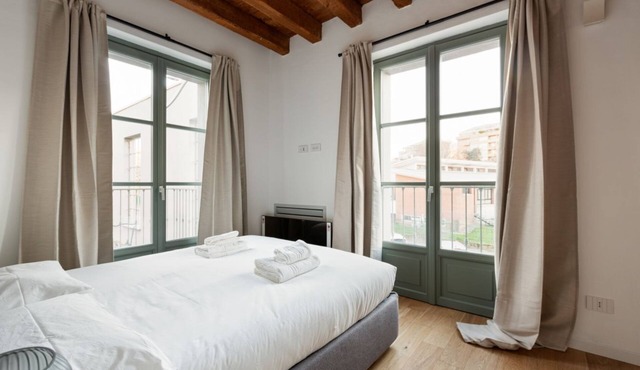 The apartment is located on the first floor of a building overlooking the large communal garden. Located in the Barona area, you can find free street parking nearby! Pay attention to the opening/closing time of the shopping mall car park as it is not acc