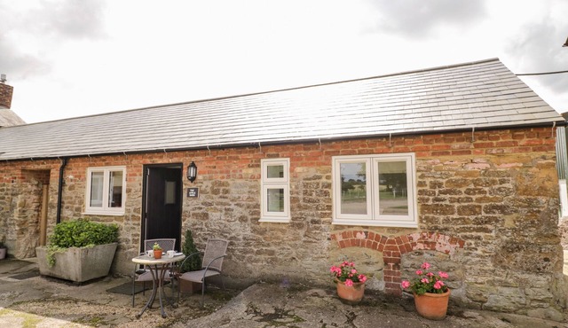 THE APPLE BARN, with a garden in Catesby