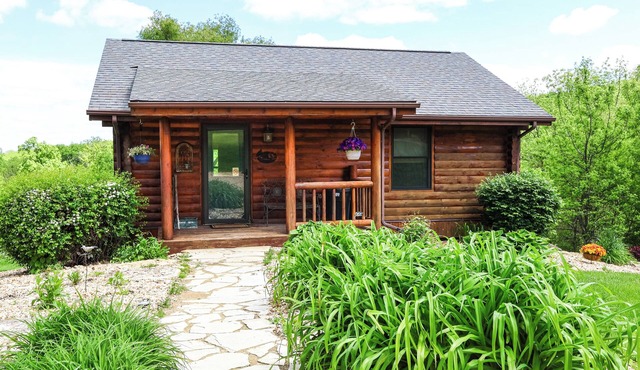 The Aster Cabin. 10 Minutes from Downtown Dubuque. Lorelei Cabin Collection
