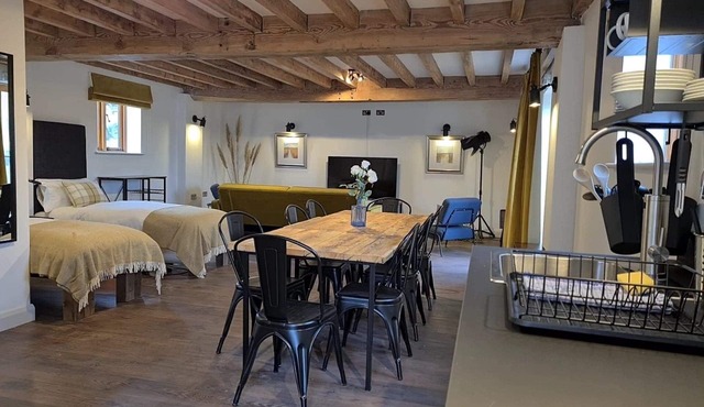 The Bull Pen - Studio Apartment