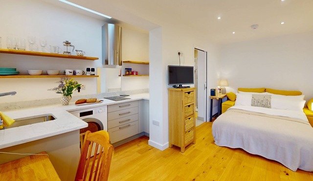The Conifer Studio | Oxford Holiday Let | 1 Bed & Sleeps 1