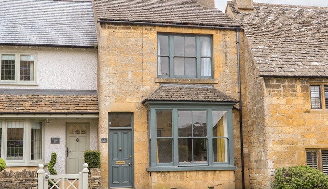 THE COTTAGE AT BROADWAY, pet friendly, with a garden in Broadway
