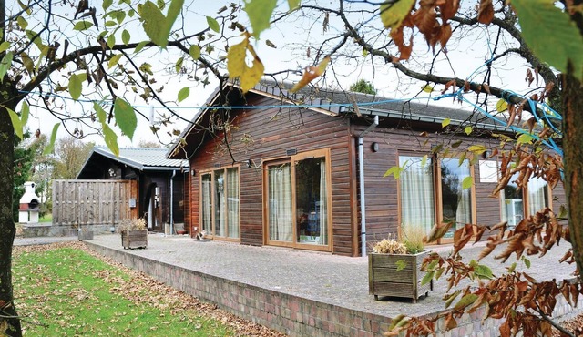 The cottage is located in the small vacation park Le Chêneau, near Dinant (20 km).