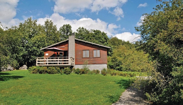 The cottage La Palette is located in the outskirts of the vacation village Le Bochetay near Heure, i